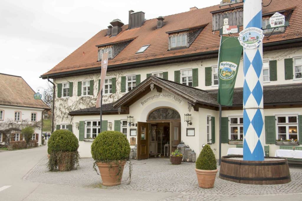 Außenansicht Brauereigasthof Hotel Aying - Eröffnung Restaurant &#039;August und Maria&#039;